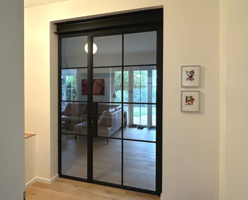 einflüglige Stahl Glas Tür mit Festverglasung, schwarz mit Sprossen im Industrial Style