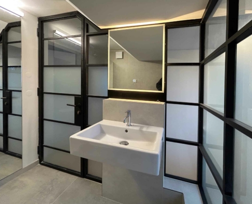 Bad Trennwand mit Tür Edelstahl-Glas Konstruktion im Industriedesign schwarz matt mit Sprossen