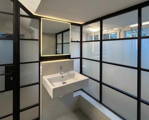 Bad Trennwand mit Tür Edelstahl-Glas Konstruktion im Industriedesign schwarz matt mit Sprossen