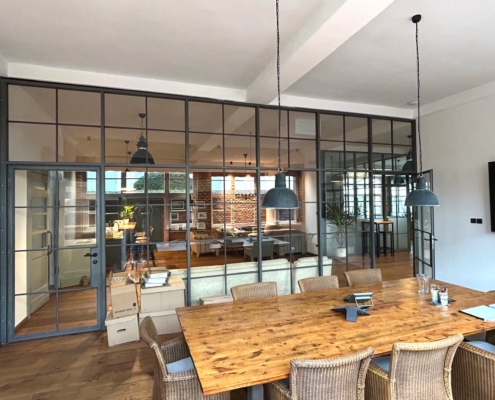 Stahl-Glas Bürotrennwände mit Türen, im Industriedesign mit Sprossen