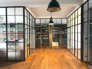 Stahl-Glas Innentrennwände mit Sprossen im Industriedesign