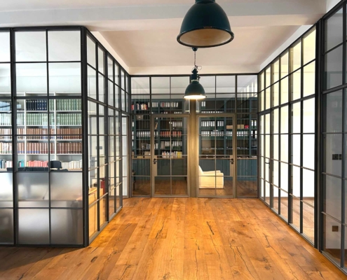 Stahl-Glas Innentrennwände mit Sprossen im Industriedesign