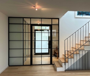 filigrane Stahl-Glas Innentrennwand mit Tür, Industrial Style, schwarz matt mit Sprossen