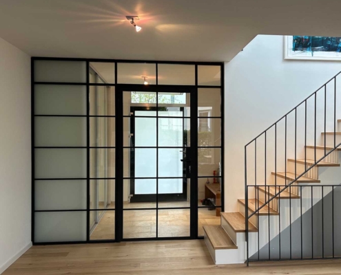 filigrane Stahl-Glas Innentrennwand mit Tür, Industrial Style, schwarz matt mit Sprossen