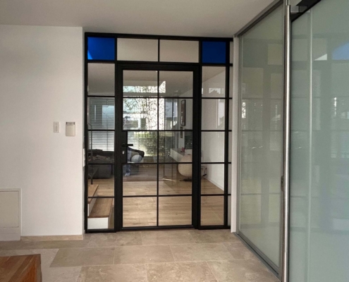 Glas Trennwand mit bunten Gläsern